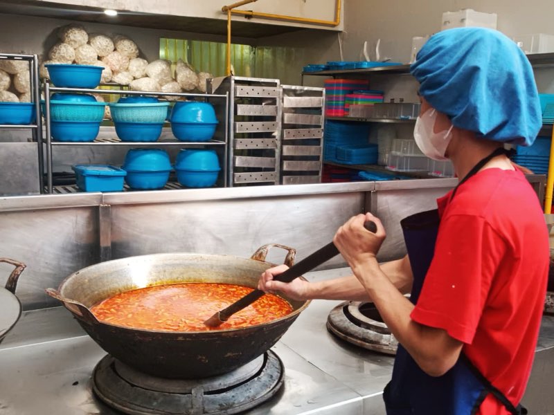 Dapur produksi — masak dalam skala besar