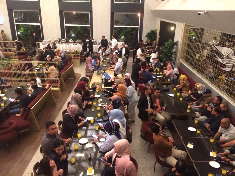 412 Food Garden — resto penuh pengunjung